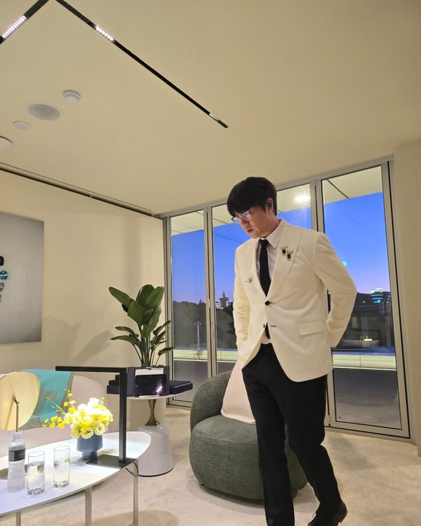 Sung Si-kyung Wearing Expensive Brooch Worth Hundreds of Million Won… Eyes Captivated [N Shot]