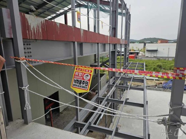 Tragedy Strikes: 70-Year-Old’s Fatal Fall from Construction Site Exposes Alarming ‘No Surgeon’ Emergency Room Crisis