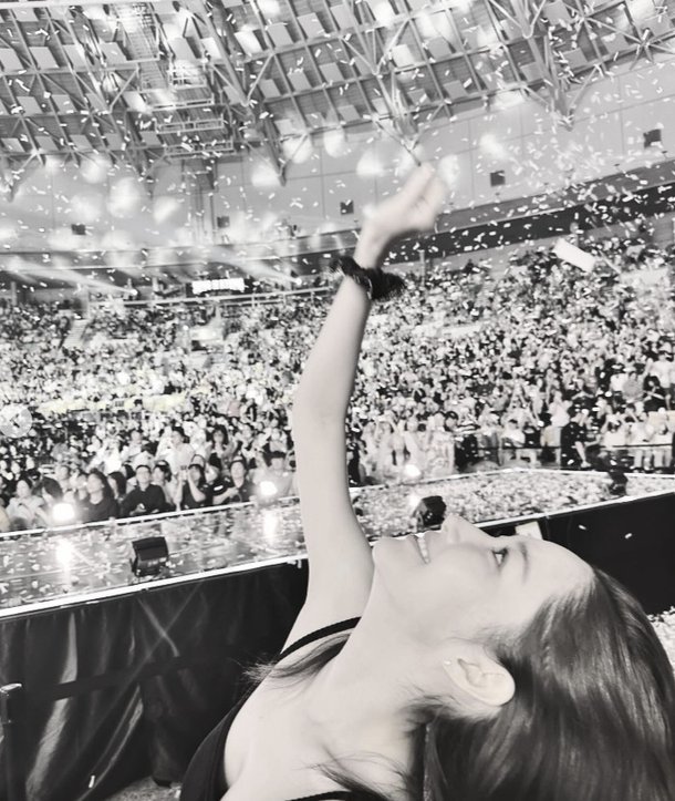 Park Min-young, showing off volume in sleeveless dress at Sung Si-kyung concert…Certified 'true fan'