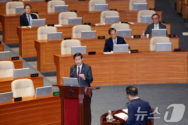 답변하는 김선호 국방차관