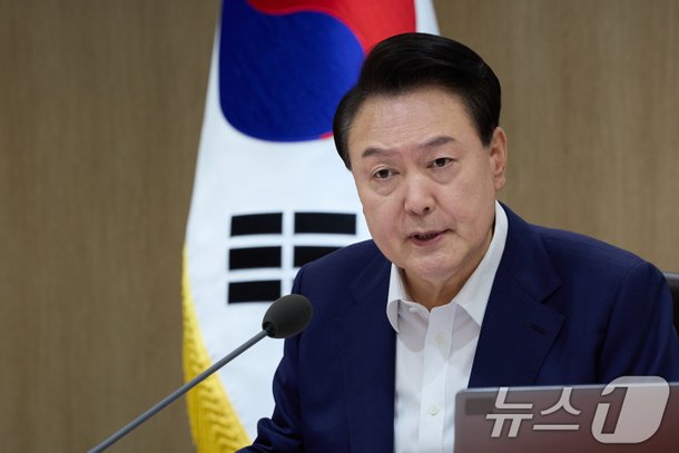 윤