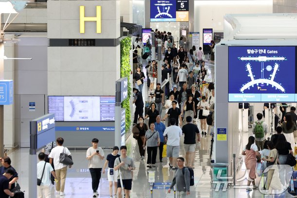 비행기 빈 옆좌석에 5살 딸 눕힌 무개념 엄마, 지적한 제가 예민한가요?