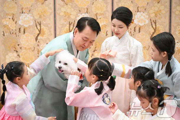 윤석열 대통령 부부, 한가위 명절 인사 촬영