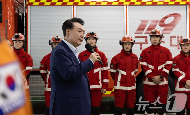 윤 대통령, 군산 어선 전복 사고에 quot;인명 구조에 최선을 다할 것quot;종합