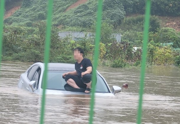 김해에 뜬 제2 서초동 현자…침수로 고립되자 차 위로 후다닥