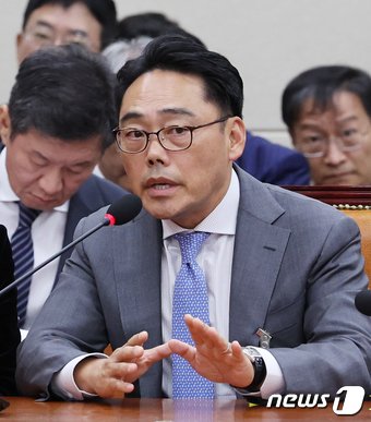 [국감현장]quot;주머니에 손넣고 건들quot;…여야 질타 받은 아디다스코리아 대표