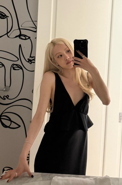 Rosé, daring dress with deep cut at LACMA... Overflowing sex appeal [N Shot]