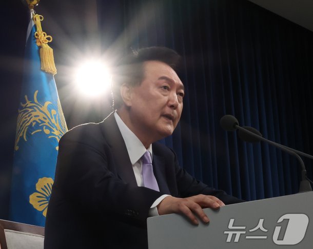 [속보] 윤 대통령 지지율 17%…취임 후 최저치 재경신[갤럽]