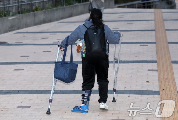 피주머니 달고 수험장·배달 오토바이 활약…위기일발 수능 입장종합