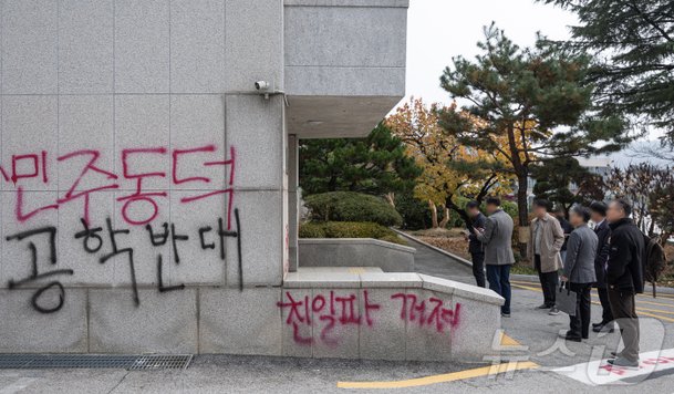 동덕여대 래커 시위 학생들이 어른들에게 배운 것[이승환의 노캡]