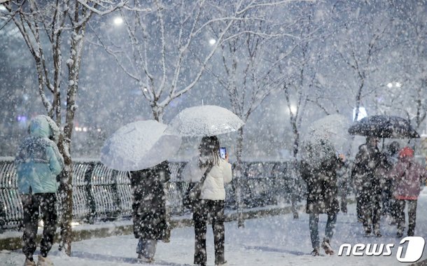 오늘밤 수도권·남부 첫눈…최대 20㎝ 무거운 눈 퍼붓는다