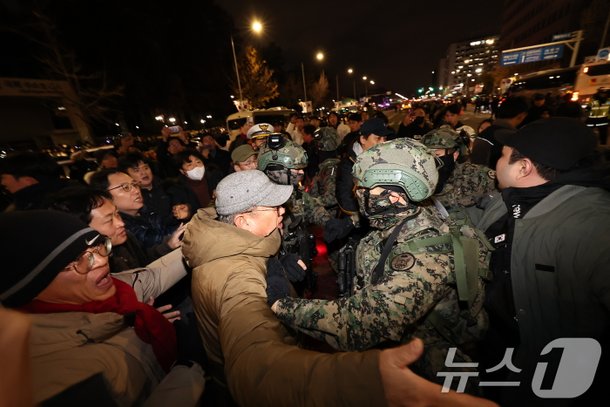 시민들과 대치하는 계엄군