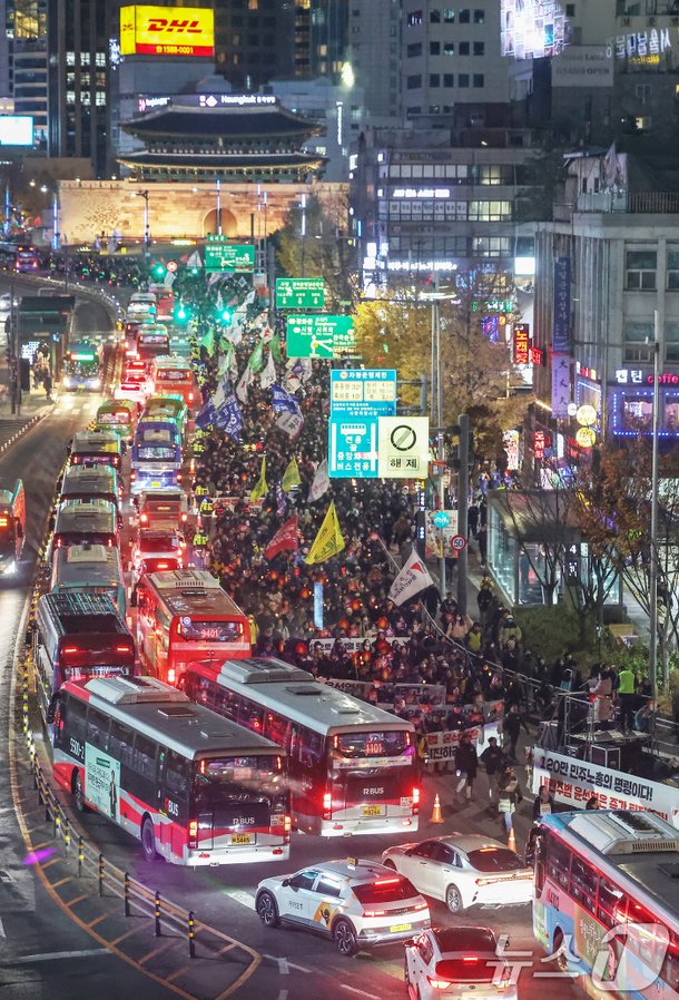 대통령실을 향해 촛불행진