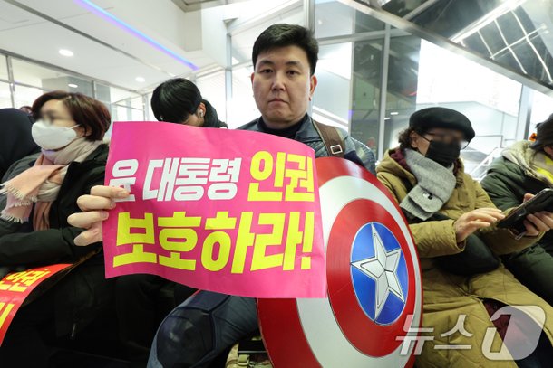 윤버지 구하려 캡틴 아메리카 떴다