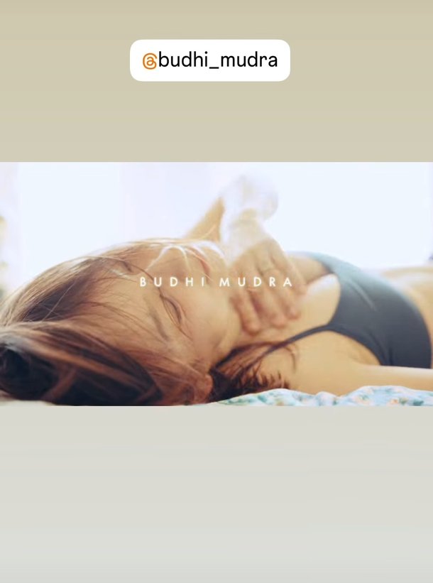침대 위 이효리, 민소매 입고 뽐낸 섹시미…볼륨감 과시 [N샷]