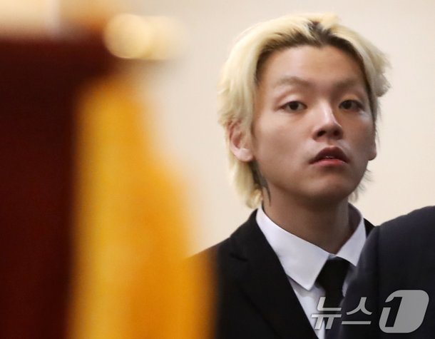 &apos;故장제원 아들&apos; 노엘, 공연 깜짝 등장…하늘 가리키는 포즈도