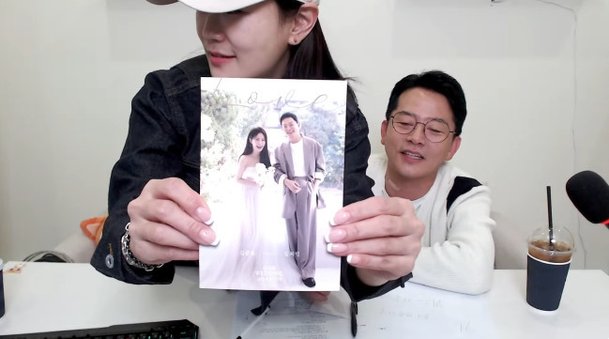 김준호♥김지민, 청첩장 깜짝 공개…롱다리로 나와 만족