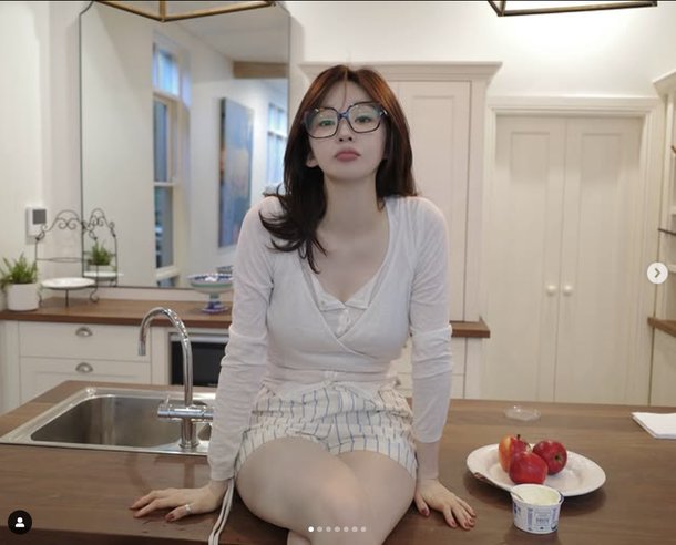강민경, 아일랜드 식탁 위에 걸터앉아…청순 섹시 &apos;긱시크&apos; [N샷]