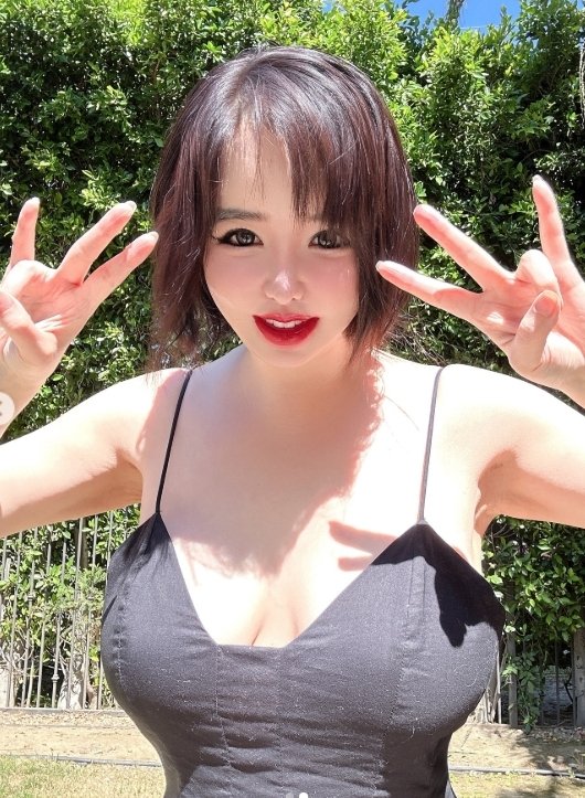 미국 간 박봄, 파격 노출로 드러낸 글래머 몸매…귀여움까지 [N샷]