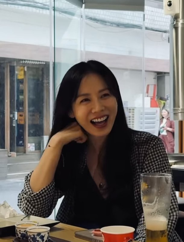 &apos;현빈♥&apos; 손예진, 눈웃음 폭발…식당서 컵라면에 낮술 포착 [N샷]