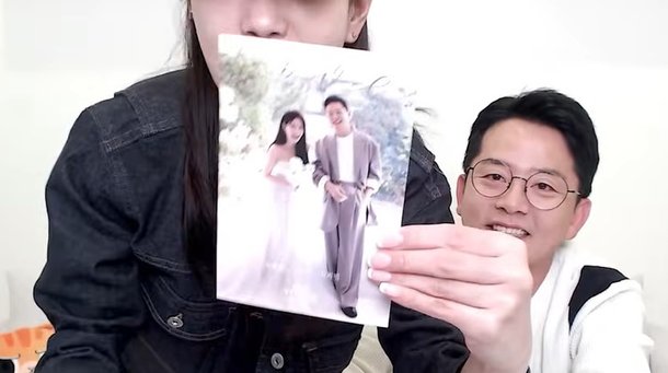 &apos;결혼&apos; 김준호♥김지민 청첩장 어제 나왔다 깜짝 공개