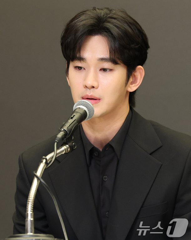 김수현 측 광고주에게 30억 갤러리아 포레 가압류…가세연 주장 탓