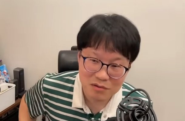 &apos;친일 만화가&apos; 윤서인, 일본서 &apos;혐한&apos; 곤욕…아내 발 다치자 사기꾼 취급