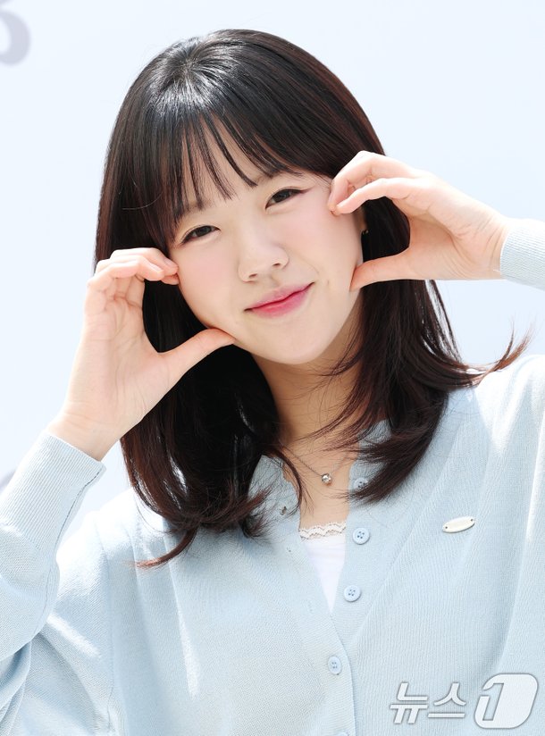 지예은, 사랑스러운 볼 하트