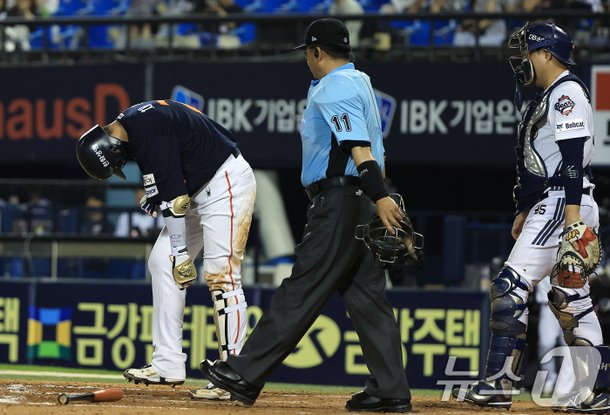 팔꿈치 사구 후 고통스러워하는 채은성