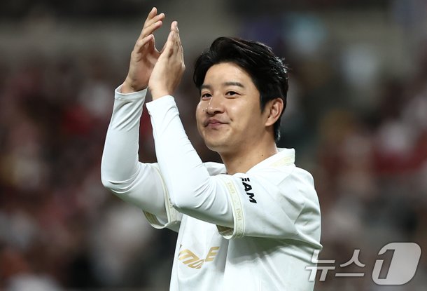 아이콘매치 인사하는 박주호