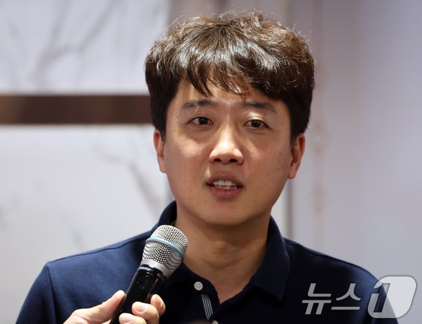 イ・ジュンソク「戒厳令が解除されない限り、大統領の娯楽番組に出るな」 : Nate News