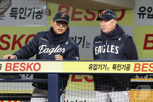 김경문 감독과 대화 중인 양상문