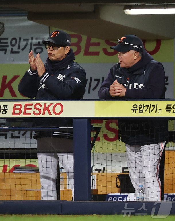 양상문 코치 격려 사진