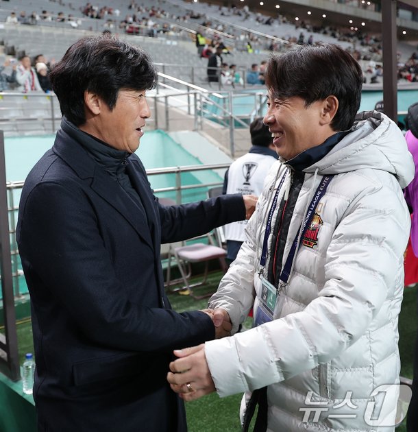 김기동 감독과 서정원 감독 인사 장면