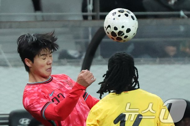 헤더로 패스하는 설영우