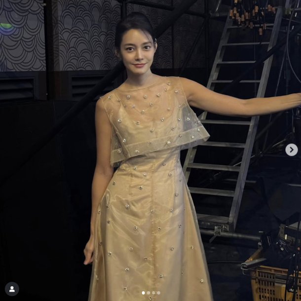 Ahn Hyun-mo wearing a daring nude-tone dress and taking a photo at a hotel… Her blooming beauty [N photo]