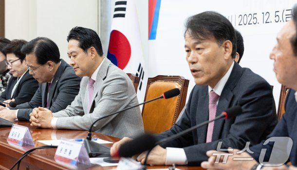 국민의힘 회의장 속 윤한홍 의원