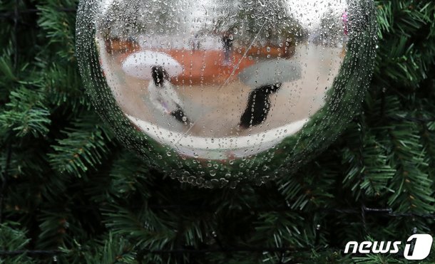 우산 쓴 시민들, 대전 비 소식 관련 이미지