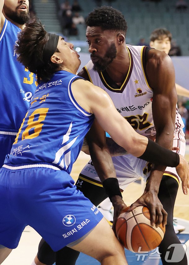 구탕과 에릭의 볼 경합