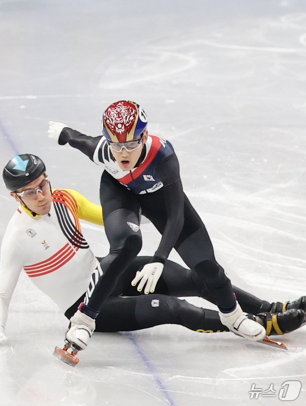 밀라노 아이스 스케이팅 아레나에서 역주하는 쇼트트랙 임종언