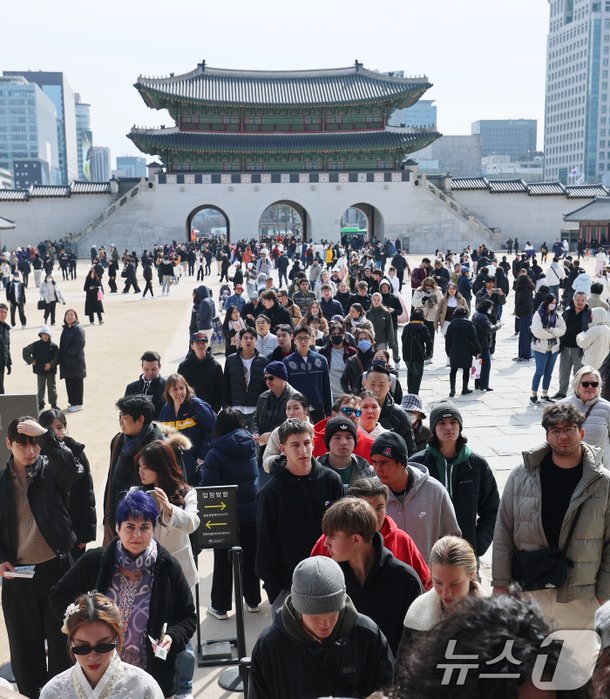 휴일 붐비는 경복궁