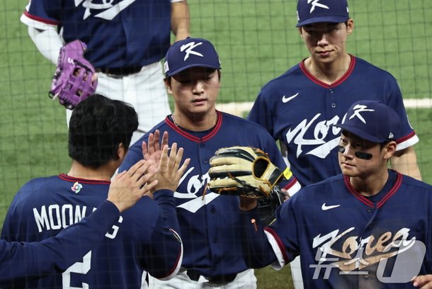 무실점 이닝을 마치고 더그아웃으로 향하는 고우석