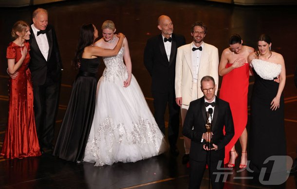 아카데미 시상식에서 국제장편영화상을 수상한 센티멘탈 밸류 포스터