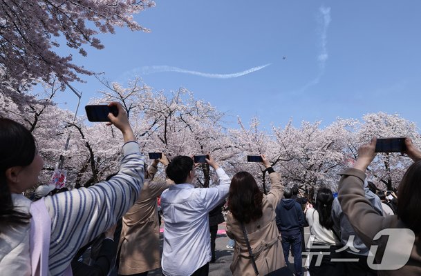 여의도 봄꽃축제 상공에서 축하비행 중인 블랙이글스