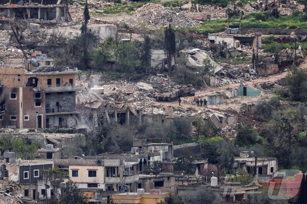 폭격으로 인해 파괴된 레바논의 건물 잔해와 마을 전경