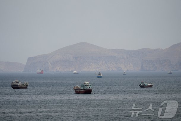 호르무즈 해협에 정박해 있는 여러 척의 선박들