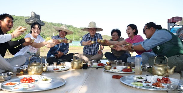 대구 군위군 농민들 만난 이재명 대통령
