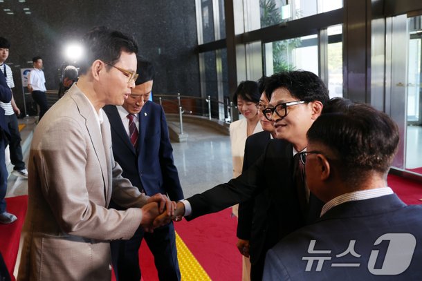 의원들과 악수 나누는 한동훈 의원