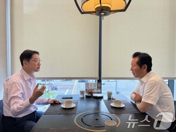 김경수 전 지사와 대화 나누는 정청래 당대표 후보