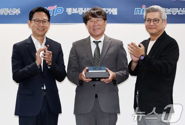 AMD, 인공지능 PC 카이스트에 기증